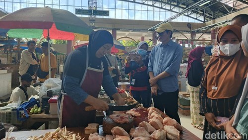 Wakil Bupati Lombok Tengah Muhammad Nursiah melakukan sidak di Pasar Jelojok, Kecamatan Kopang, Sabtu (14/3/2026).