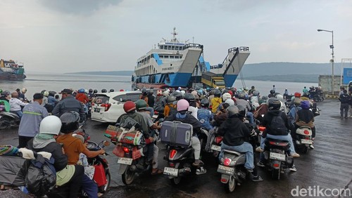 Aktifitas arus mudik di dalam wilayah Pelabuhan Gilimanuk, Kabupaten Jembrana, Bali, Minggu (15/3/2026). (I Putu Adi Budiastrawan/detikBali)