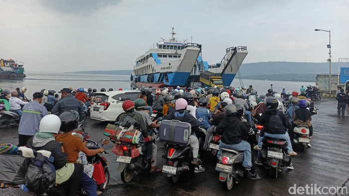 Aktifitas arus mudik di dalam wilayah Pelabuhan Gilimanuk, Kabupaten Jembrana, Bali, Minggu (15/3/2026). (I Putu Adi Budiastrawan/detikBali)