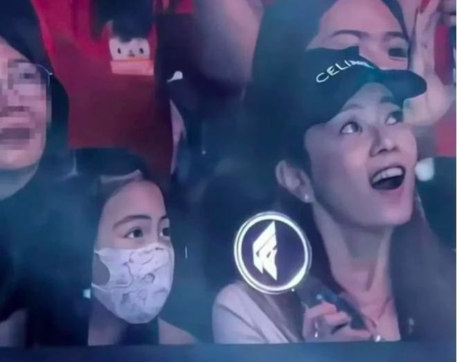 Anak dan Istri Vic Chou di Konser Reuni F3