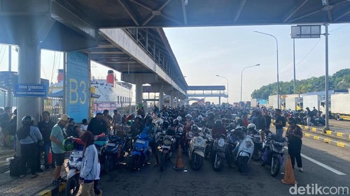 Pemudik saat antre di Pelabuhan Padangbai, Karangasem, Bali, Minggu (15/3/2026). (foto: I Wayan Selamat Juniasa)
