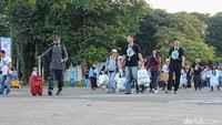 Para pemudik bersiap menaiki bus yang akan membawa mereka menuju berbagai kota tujuan di Pulau Jawa dalam program mudik gratis. 