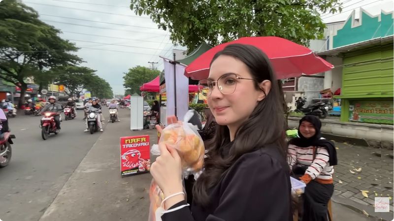Arumi Bachsin Arumi Bachsin war takjil di Semarang