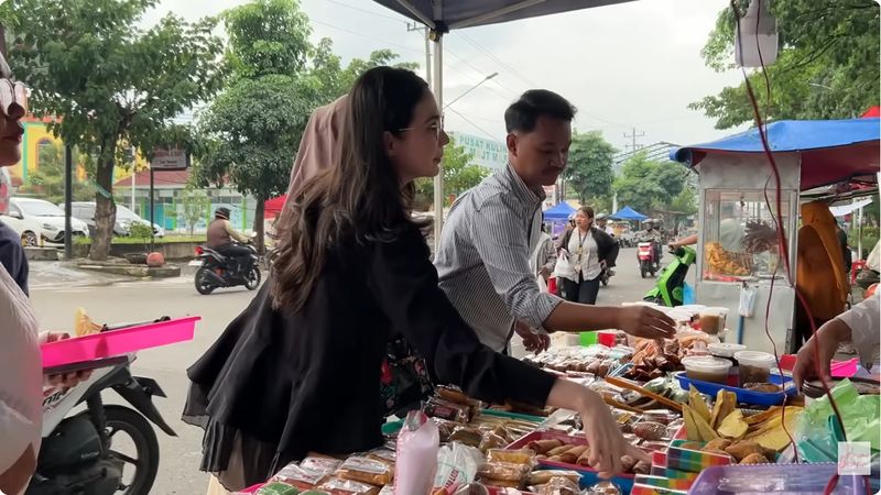 Arumi Bachsin Arumi Bachsin war takjil di Semarang
