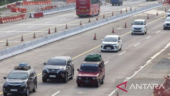 Arus lalu lintas di jalan Tol Cipali. (ANTARA/Dedi Suwidiantoro)