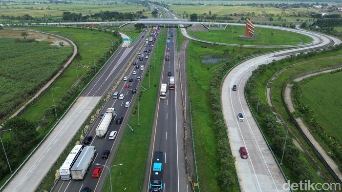 Kendaraan pemudik melintas di ruas Tol Cikopo–Palimanan, Minggu (15/3/2026), saat arus mudik Lebaran mulai meningkat.