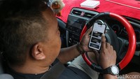 Usai beristirahat di Rest Area Km 102 Cipali Subang pemudik memantau arus lalu lintas menggunakan aplikasi Travoy.