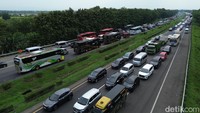 Kepadatan arus lalu lintas mulai terjadi di ruas Tol Cikopo–Palimanan (Cipali), Minggu (15/3/2026). Kepadatan itu seiring meningkatnya pergerakan masyarakat yang melakukan perjalanan mudik lebih awal menjelang Lebaran 2026.