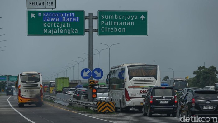 Homecoming vehicles pass on the Cikopo–Palimanan toll road, Sunday (15/3/2026), when the flow of homecoming travelers for Eid begins to increase.