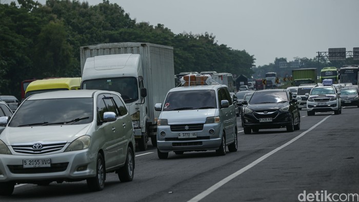 Kendaraan pemudik melintas di ruas Tol Cikopo–Palimanan, Minggu (15/3/2026), saat arus mudik Lebaran mulai meningkat.