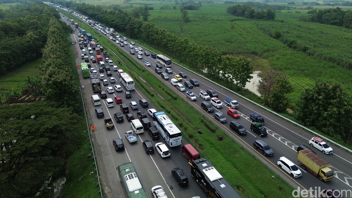 Kendaraan pemudik melintas di ruas Tol Cikopo–Palimanan, Minggu (15/3/2026), saat arus mudik Lebaran mulai meningkat.