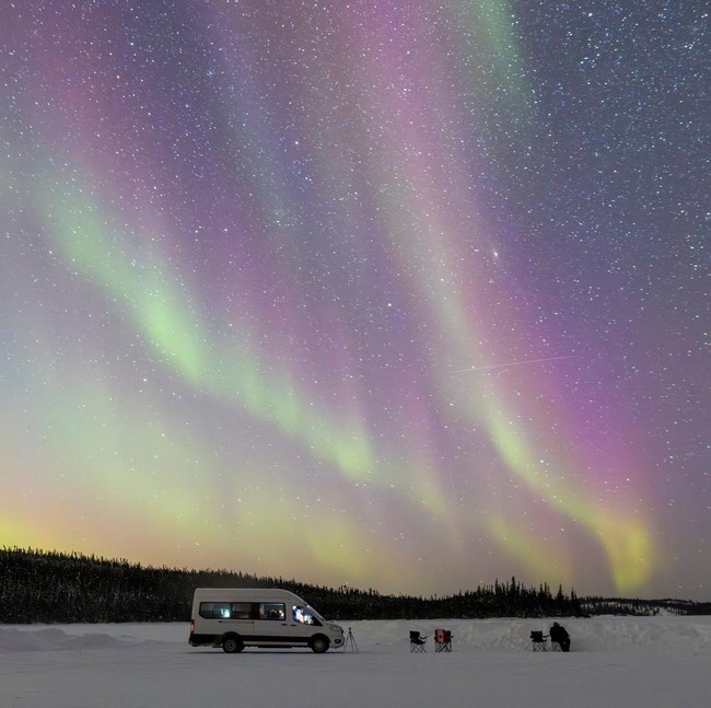 Aurora Borealis Hiasi Langit Malam Kanada