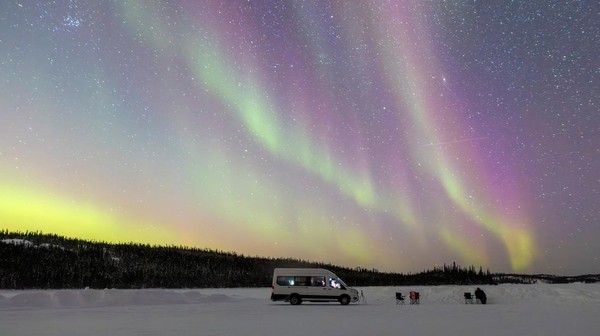 Aurora Borealis Hiasi Langit Malam Kanada