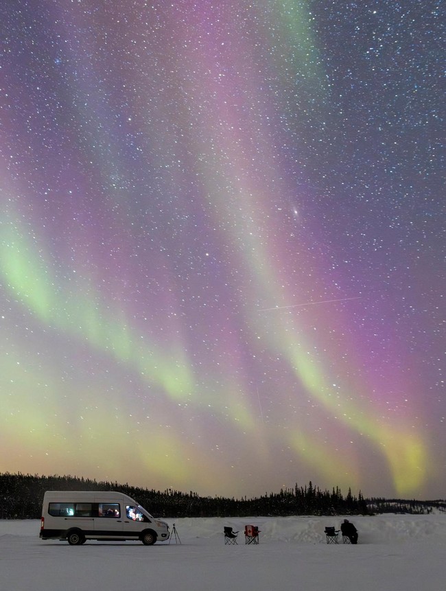 Aurora Borealis Hiasi Langit Malam Kanada