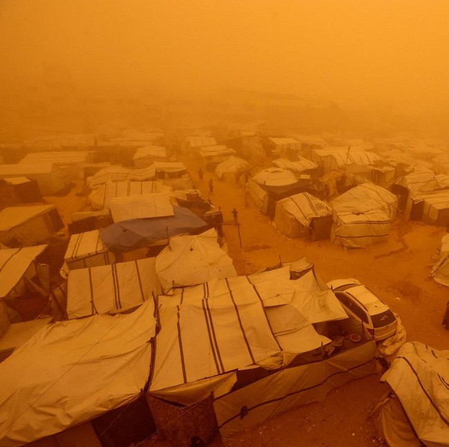 Badai Pasir Terjang Kamp Pengungsi di Gaza