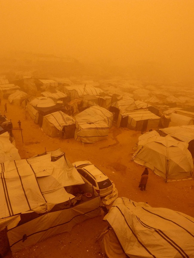 Badai Pasir Terjang Kamp Pengungsi di Gaza