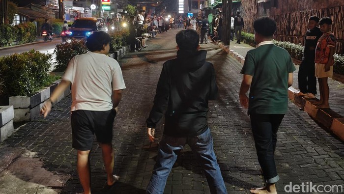 Balap lari di halte Unpar Bandung.