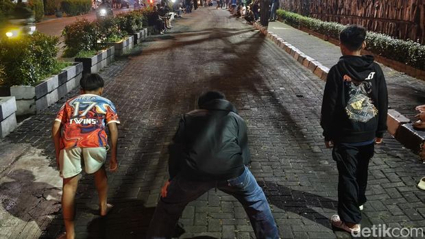 Balap lari di halte Unpar Bandung.