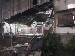 Hujan Deras, Talud Rumah di Ngaliyan Semarang Ambrol
