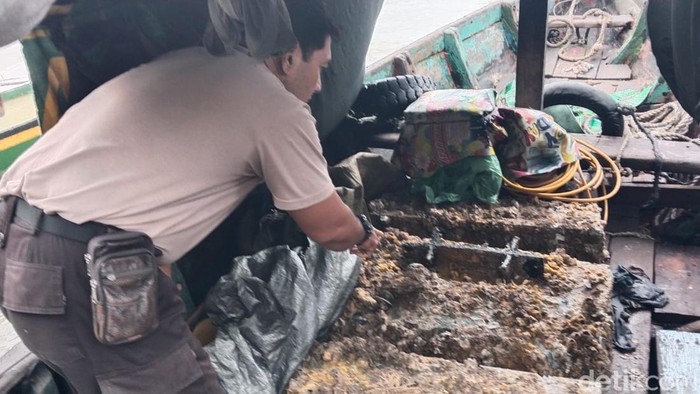 Barang bukti pencurian besi di Jembatan Suramadu