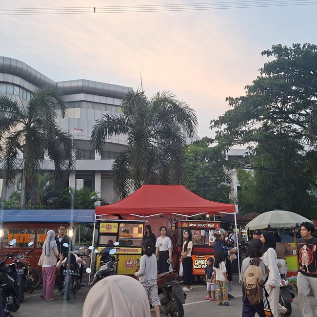 Potret Serunya War Takjil di GDC Depok: Makin Sore Makin Ramai