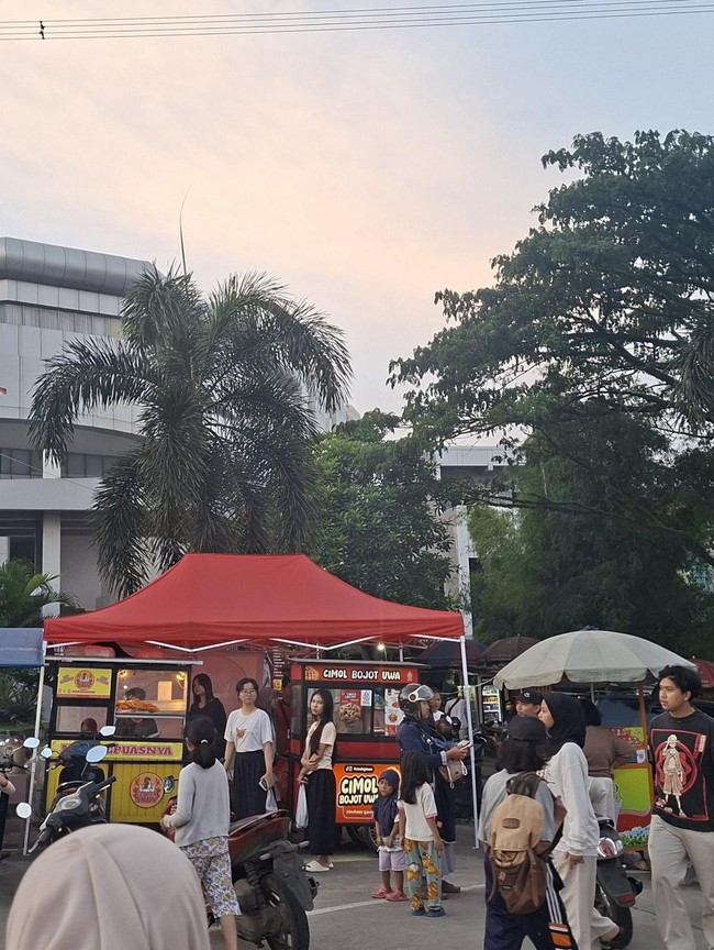Potret Serunya War Takjil di GDC Depok: Makin Sore Makin Ramai