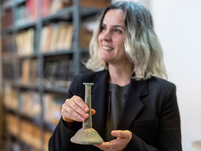 A human excrement remain, found in an ancient unguentarium which is believed to have been used as medicine in Ancient Rome, is seen at the laboratory of Ilker Demirbolat, pharmacology professor at Istanbul Kent University, in Istanbul, Turkey, March 11, 2026. REUTERS/Umit Bektas