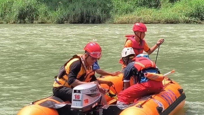 BPBD Kota Banjar melakukan pencarian korban diduga tenggelam.