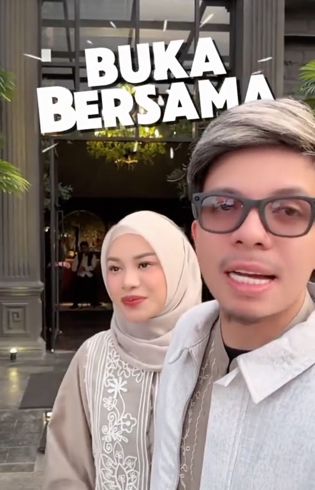Aurel tampil kompak dengan suaminya, Atta Halilintar. Keduanya tampak mengenakan busana senada warna coklat muda. Foto: Instagram