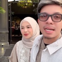 Aurel tampil kompak dengan suaminya, Atta Halilintar. Keduanya tampak mengenakan busana senada warna coklat muda. Foto: Instagram