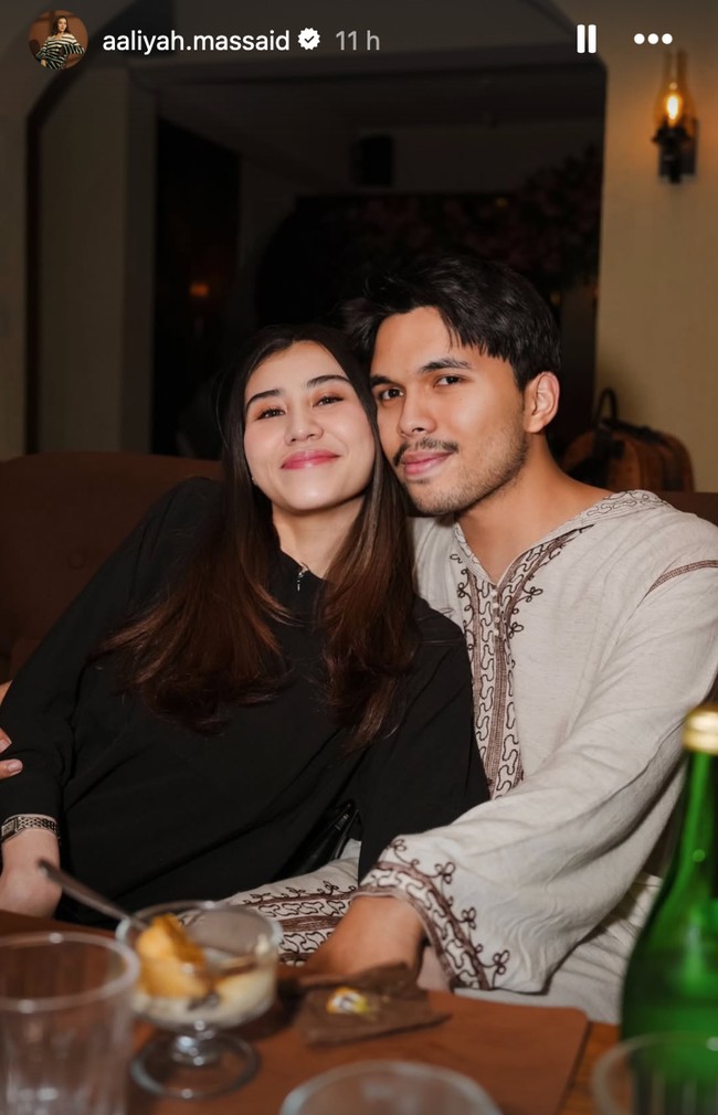 Berbeda dengan Aurel, penampilan Aaliyah terlihat lebih santai dengan busana lengan panjang polos berwarna hitam. Sementara suaminya, Thariq Halilintar, tampil dengan busana berwarna khaki. Foto: Instagram