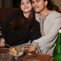 Berbeda dengan Aurel, penampilan Aaliyah terlihat lebih santai dengan busana lengan panjang polos berwarna hitam. Sementara suaminya, Thariq Halilintar, tampil dengan busana berwarna khaki. Foto: Instagram