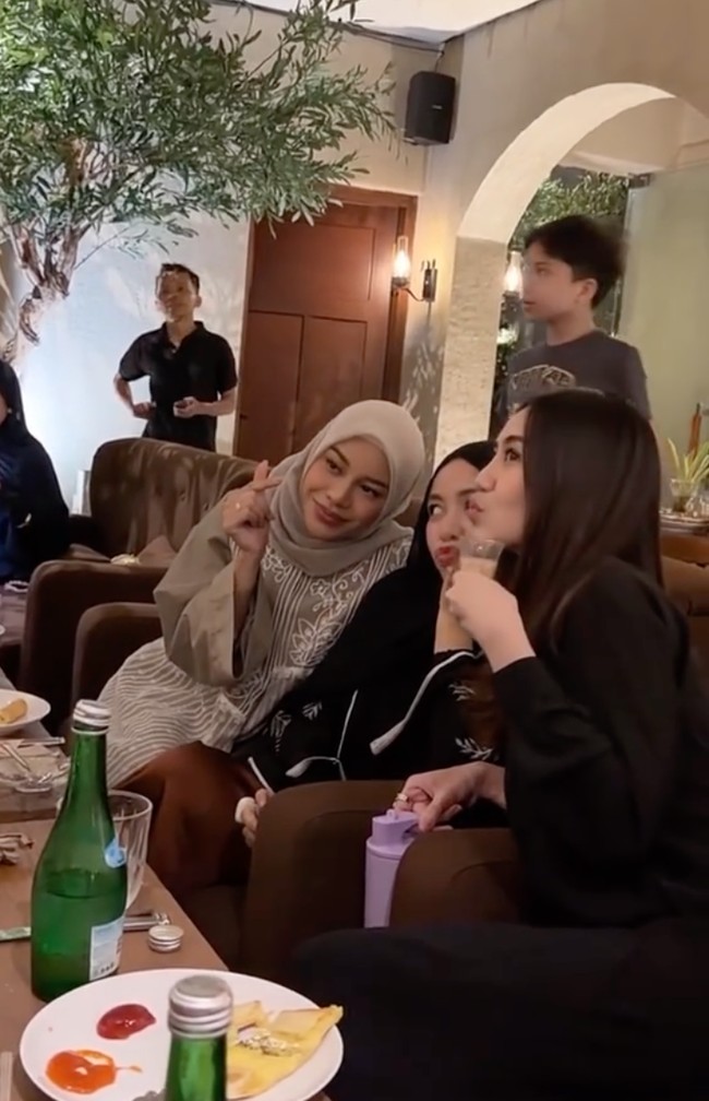 Sebagai 2 menantu Gen Halilintar, Aurel dan Aaliyah tampak akrab. Keduanya juga terlihat memukau dengan gaya masing-masing yang berbeda. Foto: Instagram
