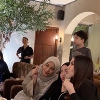 Sebagai 2 menantu Gen Halilintar, Aurel dan Aaliyah tampak akrab. Keduanya juga terlihat memukau dengan gaya masing-masing yang berbeda. Foto: Instagram