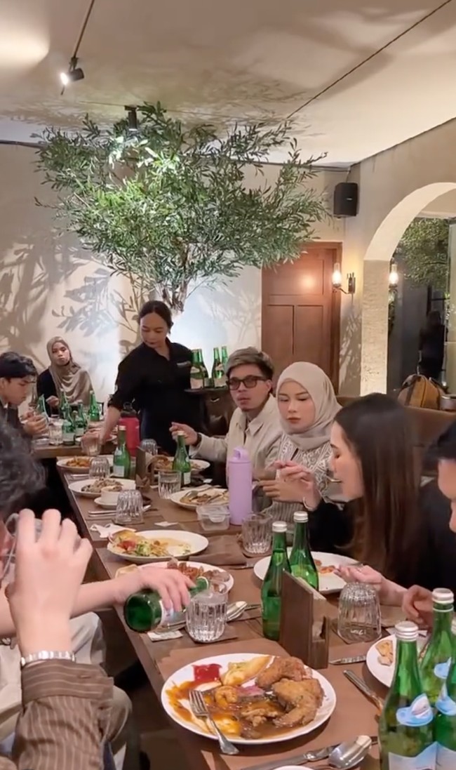 Di Instagram Story miliknya, Aurel sendiri sempet membongkar asal baju yang dikenakannya. Ternyata tunik yang dikenakan Aurel berasal dari toko online Rurik Official Shop yang dibanderol dengan harga sekitar Rp 649 ribu. Foto: Instagram