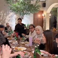 Di Instagram Story miliknya, Aurel sendiri sempet membongkar asal baju yang dikenakannya. Ternyata tunik yang dikenakan Aurel berasal dari toko online Rurik Official Shop yang dibanderol dengan harga sekitar Rp 649 ribu. Foto: Instagram