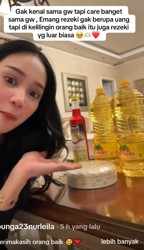 Bunga Zainal dapat THR sembako dari tukang sayur.