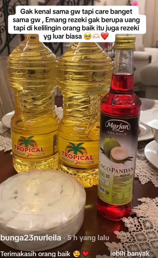 Bunga Zainal dapat THR sembako dari tukang sayur.