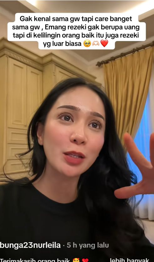 Bunga Zainal dapat THR sembako dari tukang sayur.