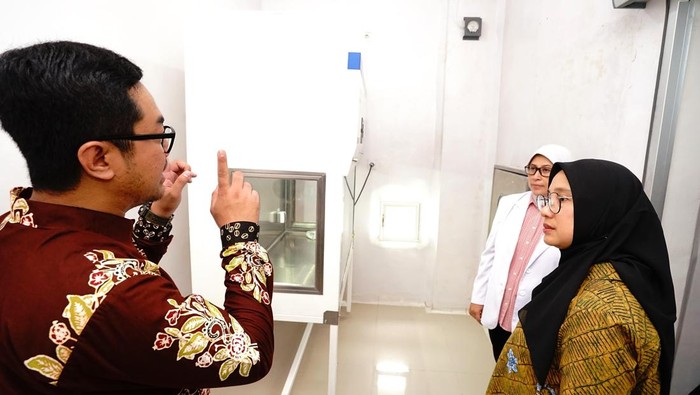 Bupati Banyuwangi Ipuk Fiestiandani tengah memeriksa kesiapan layanan BPJS Kesehatan untuk pasien kemoterapi.