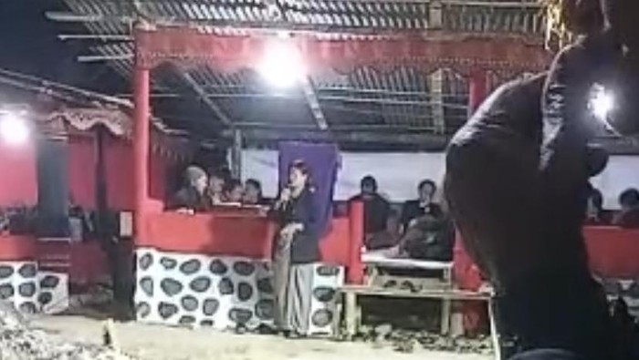 Camat Bittuang, Abigael Misalayuk di Kabupaten Tana Toraja, Sulawesi Selatan (Sulsel), diduga mengancam mencabut bantuan program keluarga harapan (PKH) dan Bansos warga yang menolak proyek energi panas bumi atau geothermal.