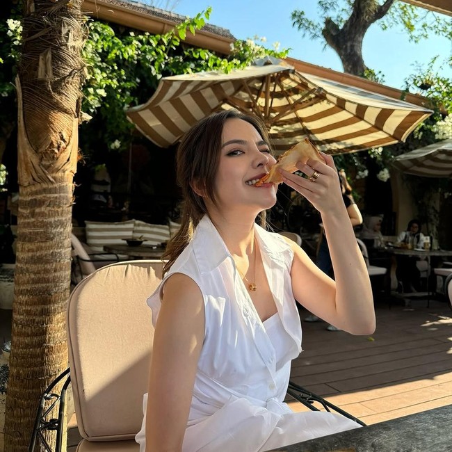 Momen Chelsea Agatha Kulineran Cicip Mushroom Ragout hingga Pizza