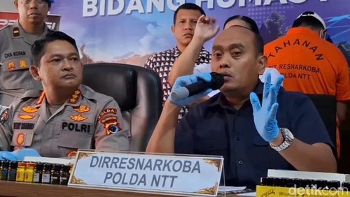 Dirresnarkoba Polda NTT Kombes Ardyanto Tejo Baskoro (kemeja hitam) saat memimpin konferensi pers penetapan tersangka pengedar obat perangsang pada 25 Maret 2025. (Yufengki Bria/detikBali).