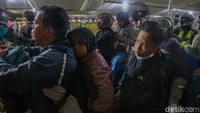 Sebagian pemudik memilih menyeberang pada malam hari setelah beristirahat di posko, masjid, atau minimarket selama perjalanan.  