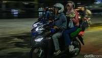 Pemudik sepeda motor membawa anak dan pasangan dalam perjalanan menuju kampung halaman melalui jalur penyeberangan laut.  