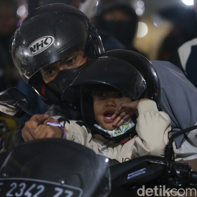 Ekspresi Anak-anak Ikut Mudik Naik Motor