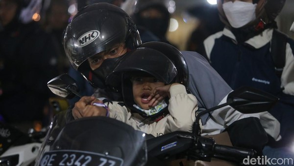 Ekspresi Anak-anak Ikut Mudik Naik Motor