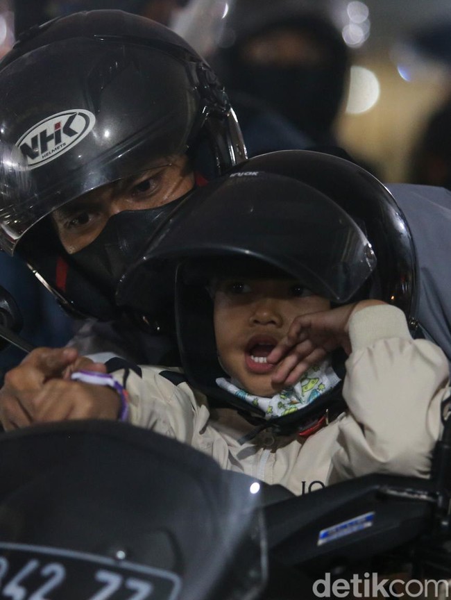Ekspresi Anak-anak Ikut Mudik Naik Motor