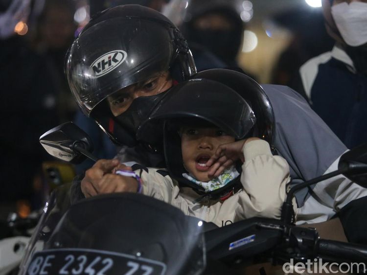 Ekspresi Anak-anak Ikut Mudik Naik Motor