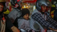 Anak-anak terlihat tetap terjaga di antara rombongan pemudik yang menunggu giliran menyeberang menuju Pelabuhan Bakauheni.  
